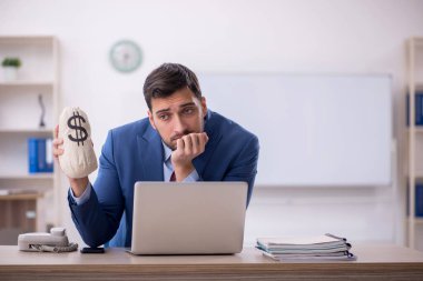 Maaş konsepti genç çalışanı