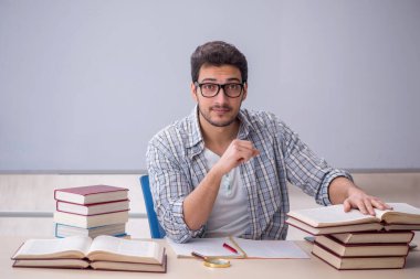 Sınıfta oturan genç öğrenci.