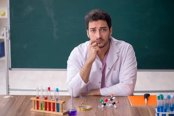 Young Chemistry Teacher Sitting Classroom — Stock Photo, Image