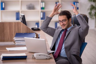 İş yerindeki genç işadamı