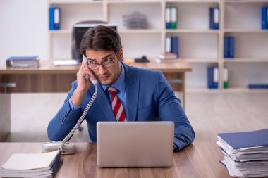 İş yerinde çalışan genç bir işadamı