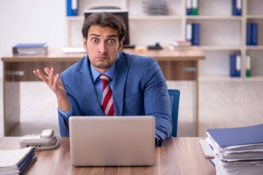 İş yerinde çalışan genç bir işadamı