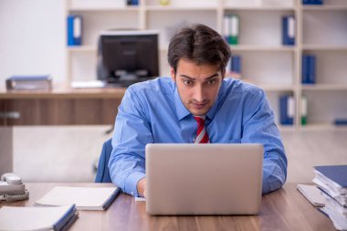 İş yerinde çalışan genç bir işadamı