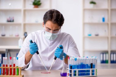 Laboratuvarda çalışan genç bir kimyager.