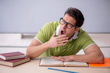 Sınıfta oturan genç öğrenci.