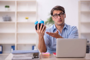 İş yerinde çalışan genç bir işadamı