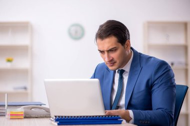 İş yerinde çalışan genç bir işadamı