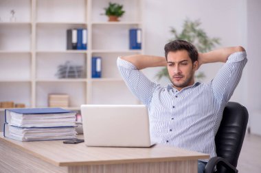 İş yerinde çalışan genç bir işadamı