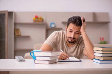 Genç öğrenci salgın sırasında evde çalışıyor.