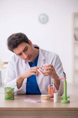 Hastanede çalışan genç bir dişçi.