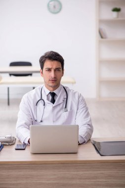 Teletıp konseptinde genç doktor