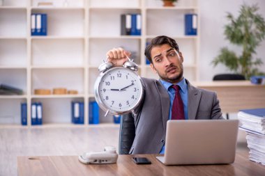 Zaman yönetimi konseptinde genç işadamı