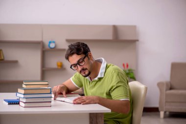 Evde okuyan genç bir öğrenci.