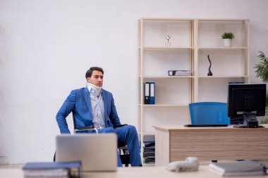 Ofiste geçirdiği kazadan sonra genç bir işadamı.