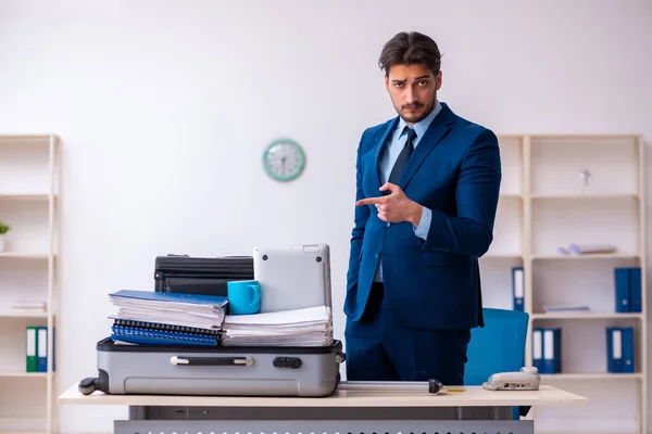 Young Businessman Employee Preparing Business Trip Workplace — Stock Photo, Image