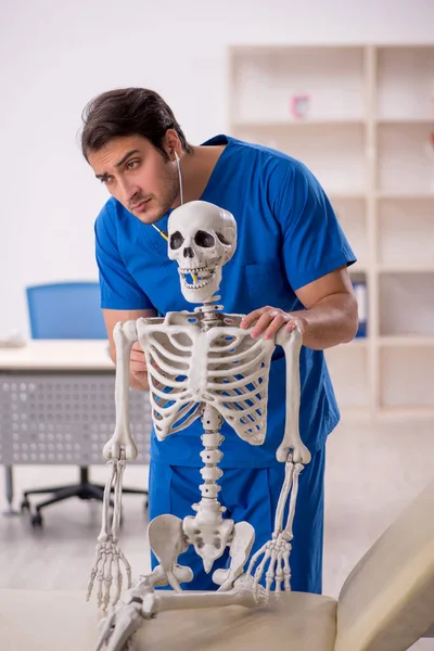 Young Doctor Skeleton Patient Hospital — Fotografia de Stock