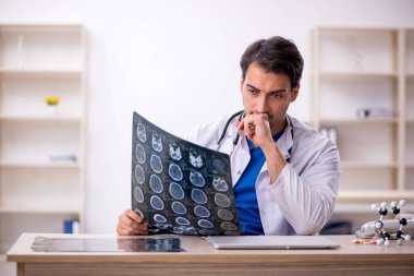 Klinikte çalışan genç bir radyolog.