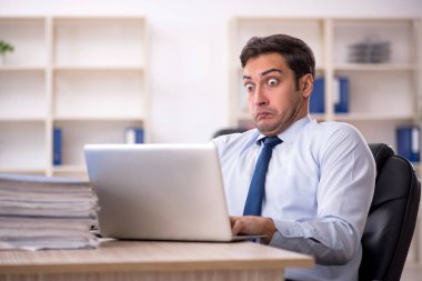 İş yerinde çalışan genç bir işadamı