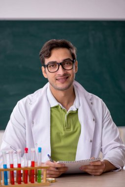 Sınıftaki genç kimyager.