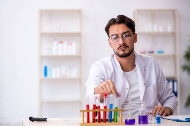 Laboratuvarda çalışan genç bir kimyager.