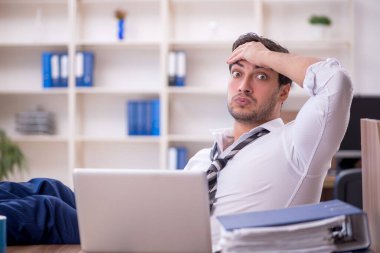 Genç işadamı ofisteki aşırı işten memnun değil.