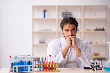 Laboratuvarda çalışan genç bir kimyager.