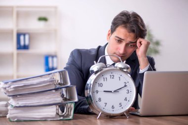 Zaman yönetimi konseptinde genç işadamı