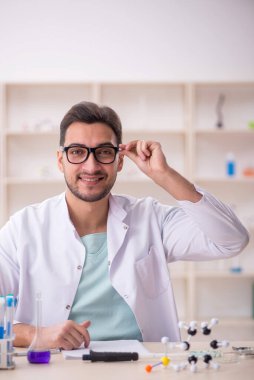 Laboratuvarda çalışan genç bir kimyager.