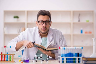 Laboratuvarda çalışan genç bir kimyager.