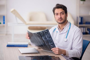 Hastanede çalışan genç doktor radyoloji uzmanı.