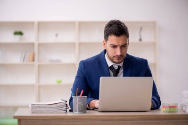 İş yerinde çalışan genç bir işadamı