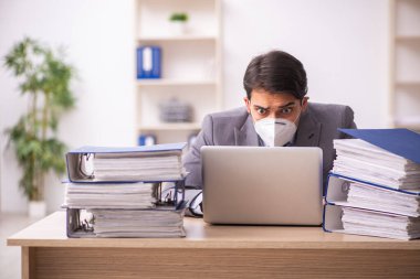 Salgın sırasında iş yerinde çalışan genç bir işadamı