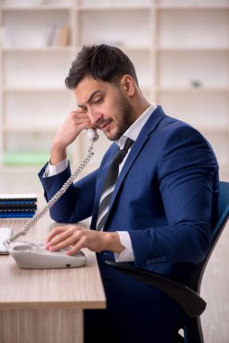 İş yerinde çalışan genç bir işadamı