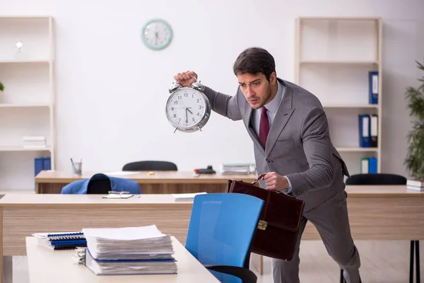 時間管理の概念の若い従業員 — ストック写真