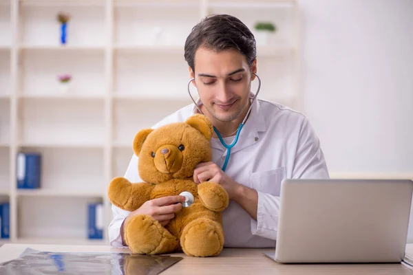 Młody Lekarz Gospodarstwa Zabawki Niedźwiedź — Zdjęcie stockowe