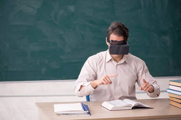 教室に仮想眼鏡をかけた若い学生 — ストック写真