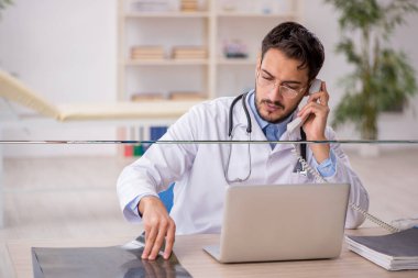 Klinikte çalışan genç bir radyolog.