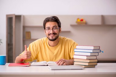 Evde sınava hazırlanan genç bir öğrenci.