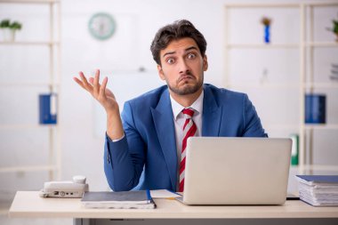 Ofiste çalışan genç işadamı.