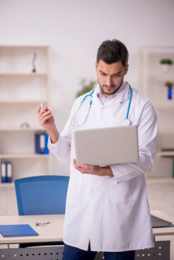 Teletıp konseptinde genç doktor