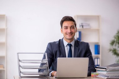 Ofiste çalışan genç işadamı.