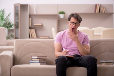 Evde sınava hazırlanan genç bir öğrenci.