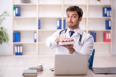 Klinikte çalışan genç bir doktor.