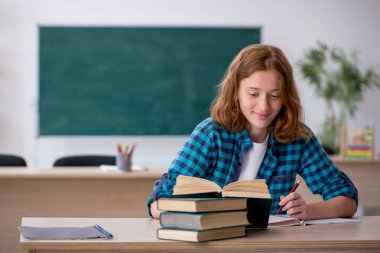 Sınavlara hazırlanan kız öğrenci.