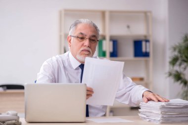 İş yerinde çalışan eski patron.