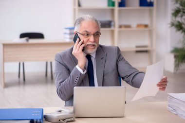 İş yerinde çalışan eski patron.