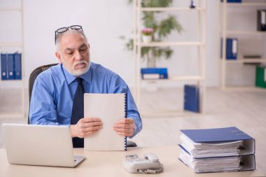 İş yerinde çalışan eski bir işadamı