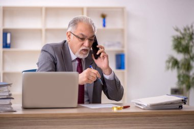 Eski patron işyerinde oturuyor.