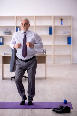 Mola sırasında spor egzersizleri yapan eski bir çalışan.