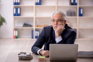 İş yerinde çalışan eski bir işadamı